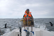 Christoph Kaupat am Steuer eines Bootes