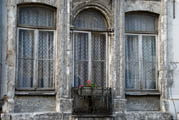 Balkon mit roter Blume